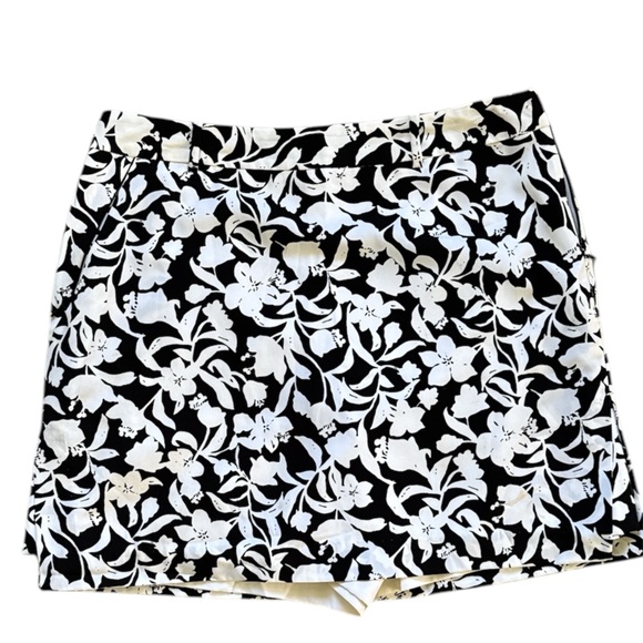 TEHAMA Pants - Tehama Black & White Floral Golf Skort - Size 10